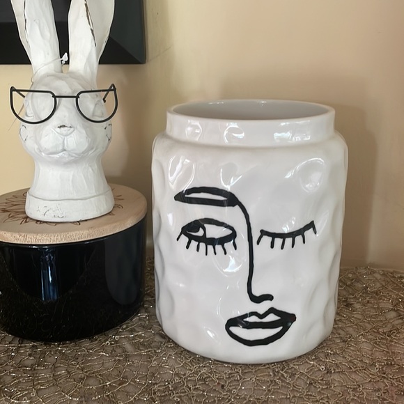 Other - Wink wink Outlined Face Vase NWOT